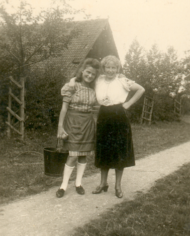 Weg auf der Vorburg (ca. 1940). Bernhardine Iseken mit einer polnischen Arbeitskraft.