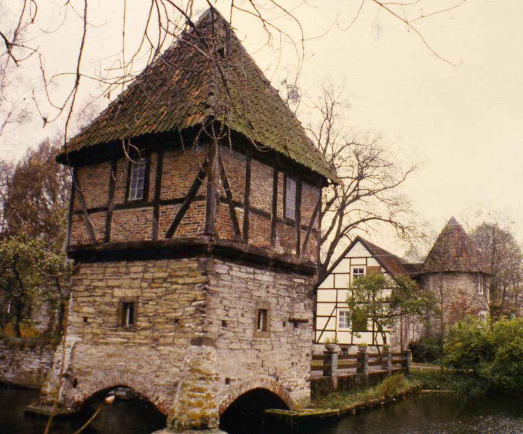 Ostturm von Osten gesehen (ca. 1992).