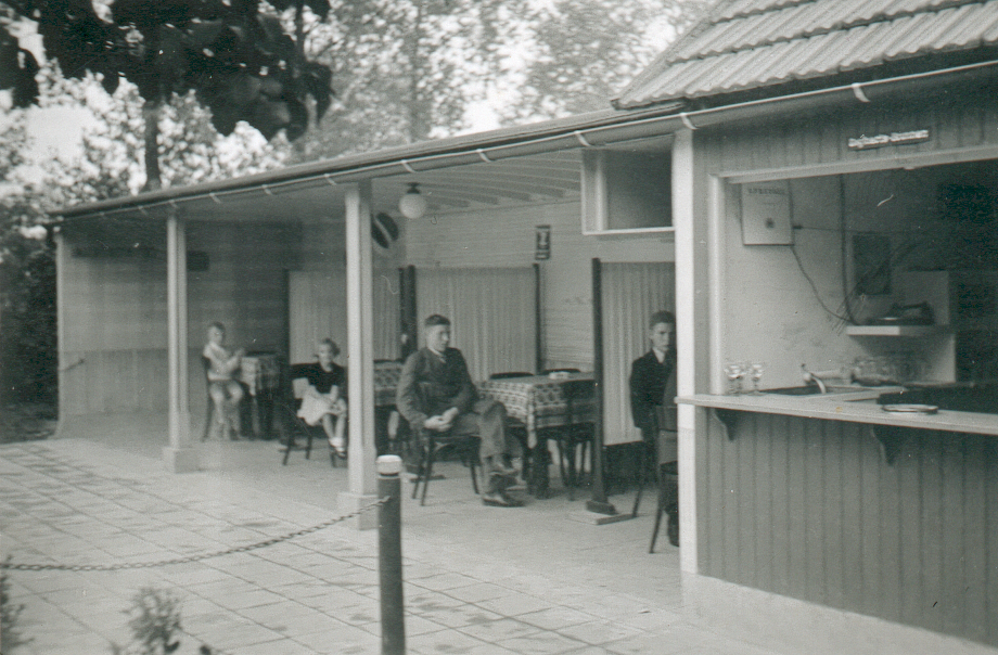 Sommerwirtschaft mit offenen Sitznischen (ca. 1938).