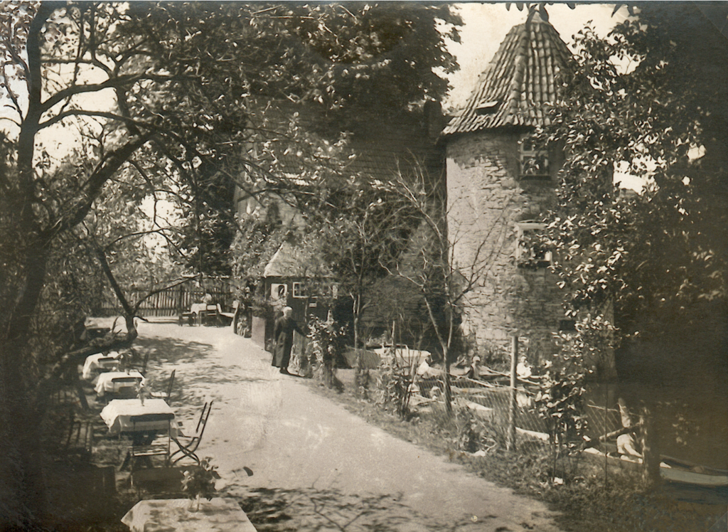 Blick auf den Weg zur Hauptburg mit den ersten Anlagen der Sommerwirtschaft (ca. 1936).