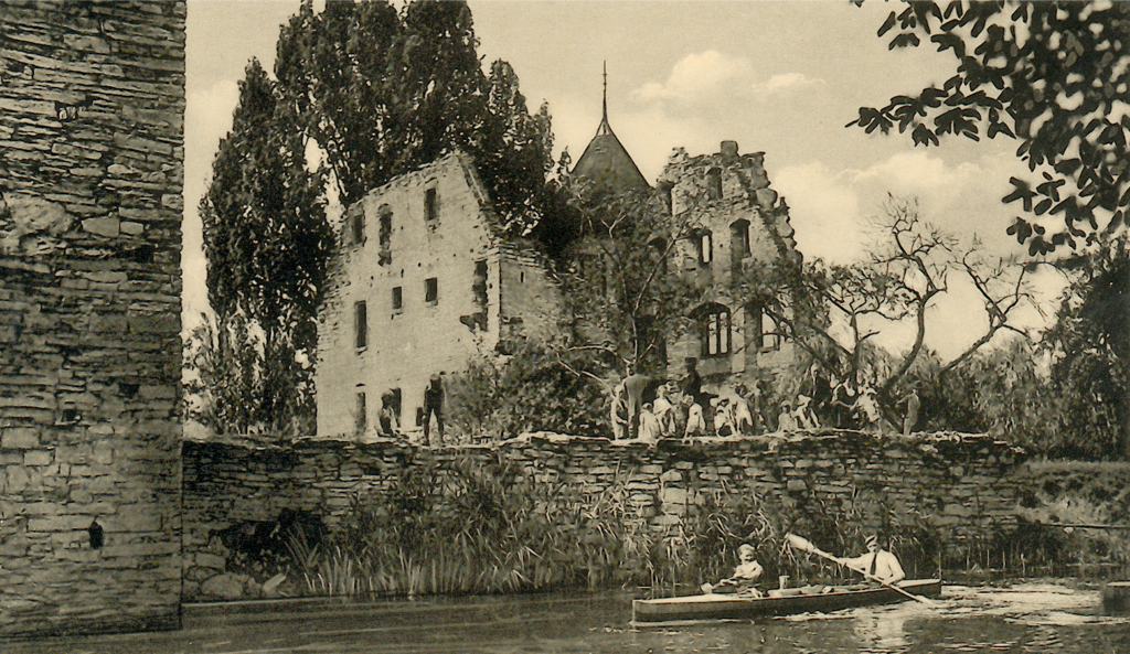 Blick aus südlicher Richtung auf die Hauptburg (ca. 1935). Links im Bild ist der heute nicht mehr vorhandene Mauerteil am Südturm zu sehen.