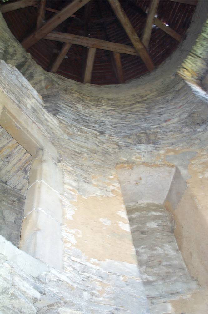 Blick in das Innere des Turmes am Herrenhaus (2007).