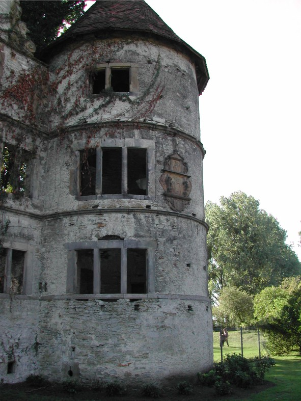 Turm am Herrenhaus von Osten gesehen.
