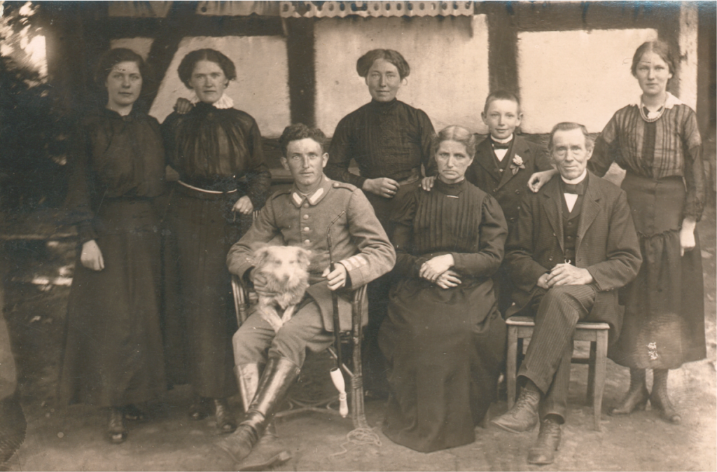 Familie Casper Iseken vor dem ehemaligen Torhaus (ca. 1910). Von Links: Katharina, Maria, Hans, Elisabeth, Mutter Christine, Anton, Vater Kasper, Bernhardine. Rechts im Bild ist die Eingangstür zum Haus erkennbar.