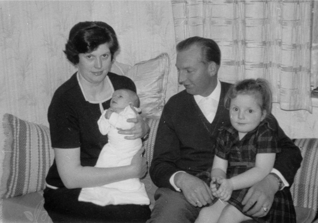 Familie Josef Iseken (ca. 1965). Von Links: Elisabeth, Josef (jun.), Josef und Marianne.