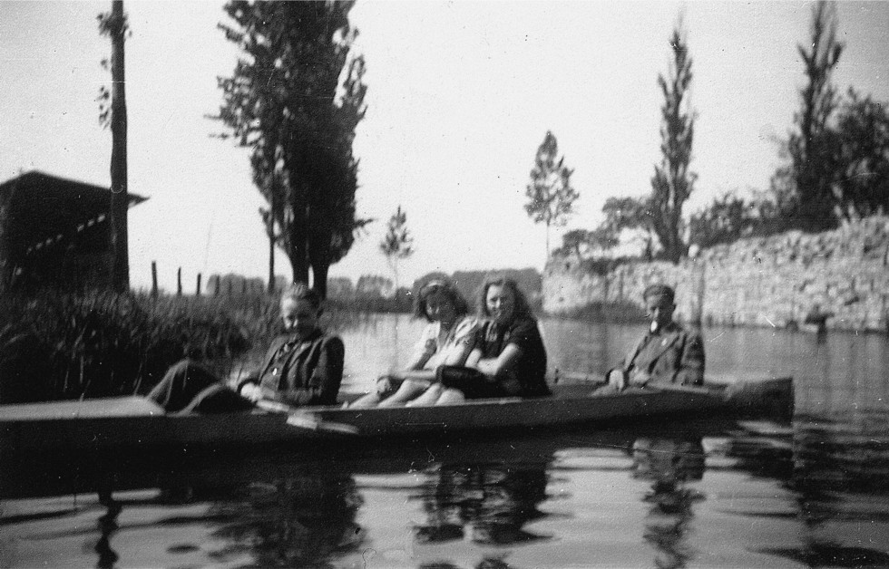 Paddeln im Krieg. Die Aufnahme zeigt von links nach rechts Heinz Nölkensmeier, eine unbekannte Frau die im Ruhrgebiet ausgebombt wurde und sich aufgrund dessen in Verne aufhielt, Mathilde Plaß und Willi Sievers (1943).