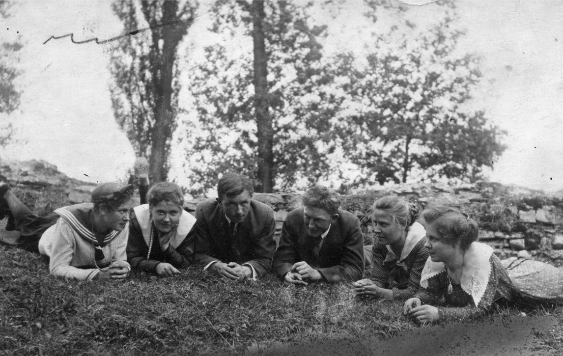 Eine Gruppe Jugendlicher in den 1930er Jahren auf dem Burgwall.