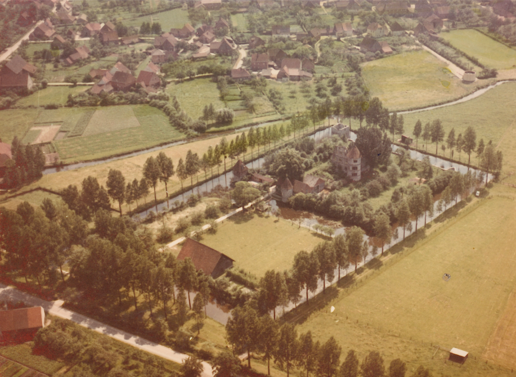 Luftbild aus nördlicher Richtung. Im Hintergrund ist der Verlauf der Heder und Teile des Ortes Verne gut erkennbar. Die Aufnahme wurde nicht veröffentlicht. (ca. 1960).