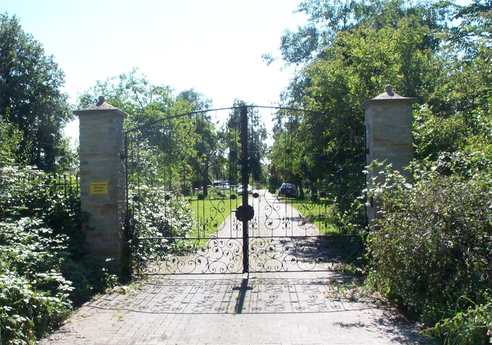 Zufahrt zur Burg mit Tor (2007).